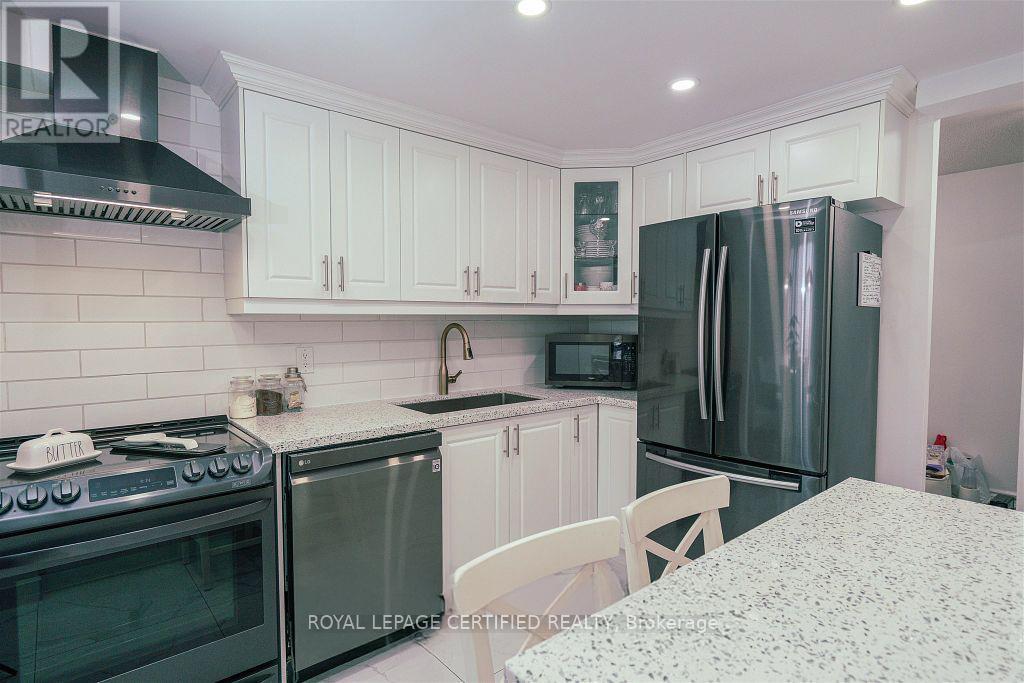 1907 - 145 Hillcrest Avenue, Mississauga, ON - Indoor Photo Showing Kitchen