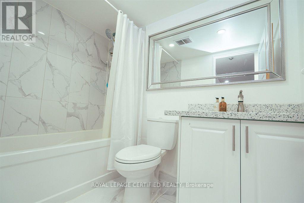 1907 - 145 Hillcrest Avenue, Mississauga, ON - Indoor Photo Showing Bathroom