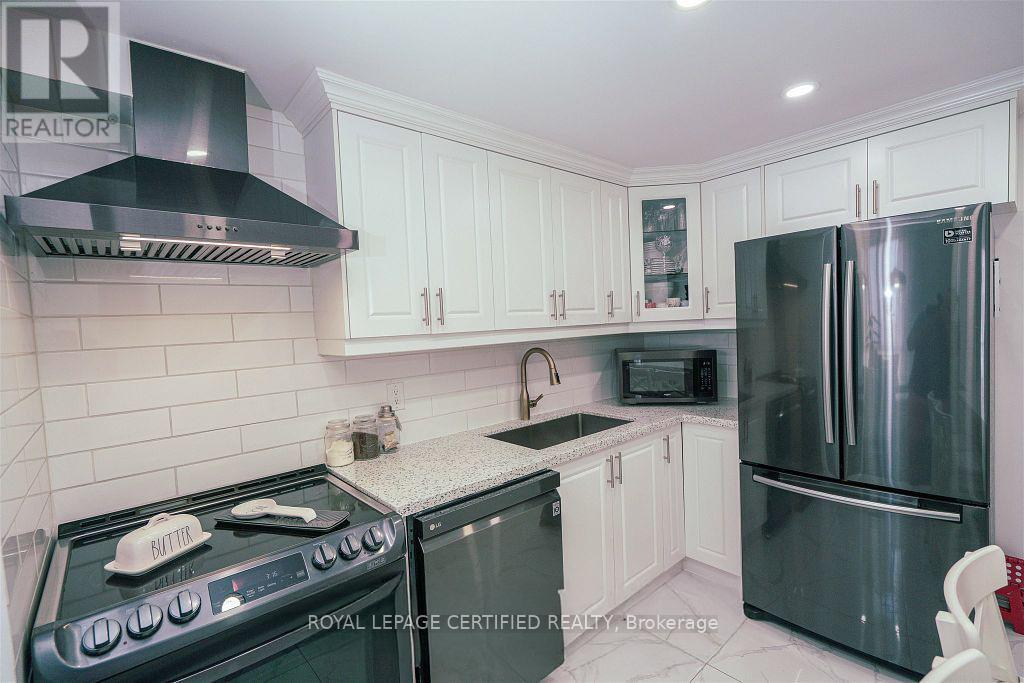 1907 - 145 Hillcrest Avenue, Mississauga, ON - Indoor Photo Showing Kitchen