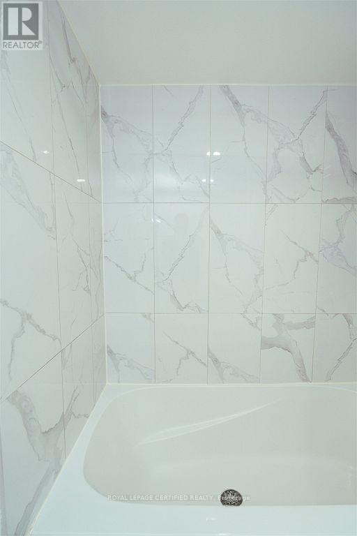 1907 - 145 Hillcrest Avenue, Mississauga, ON - Indoor Photo Showing Bathroom