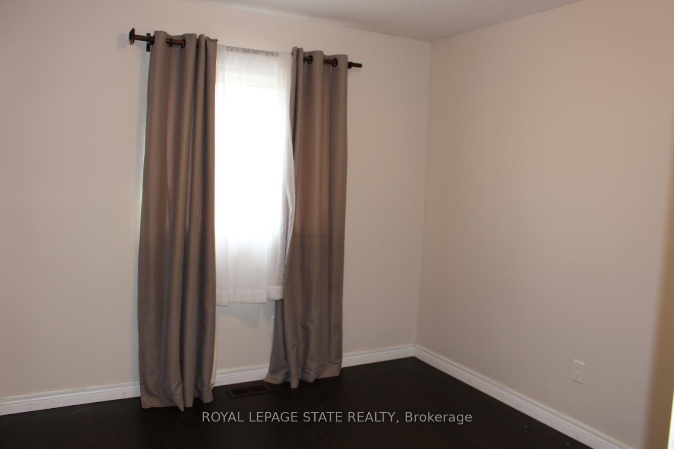 27 Waterbridge Street, Hamilton, ON - Indoor Photo Showing Other Room