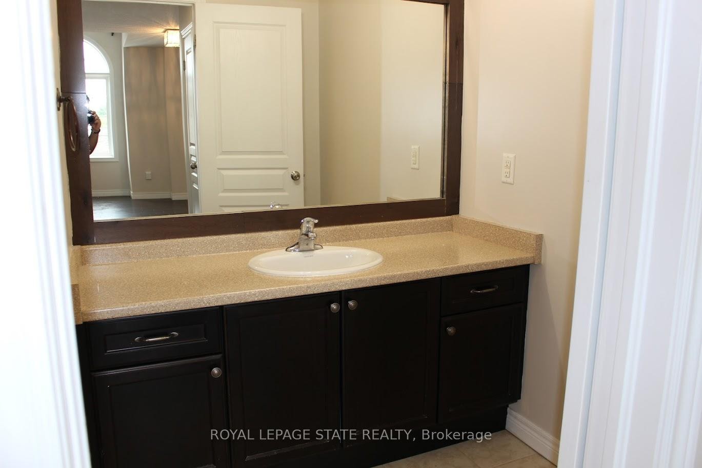 27 Waterbridge Street, Hamilton, ON - Indoor Photo Showing Bathroom
