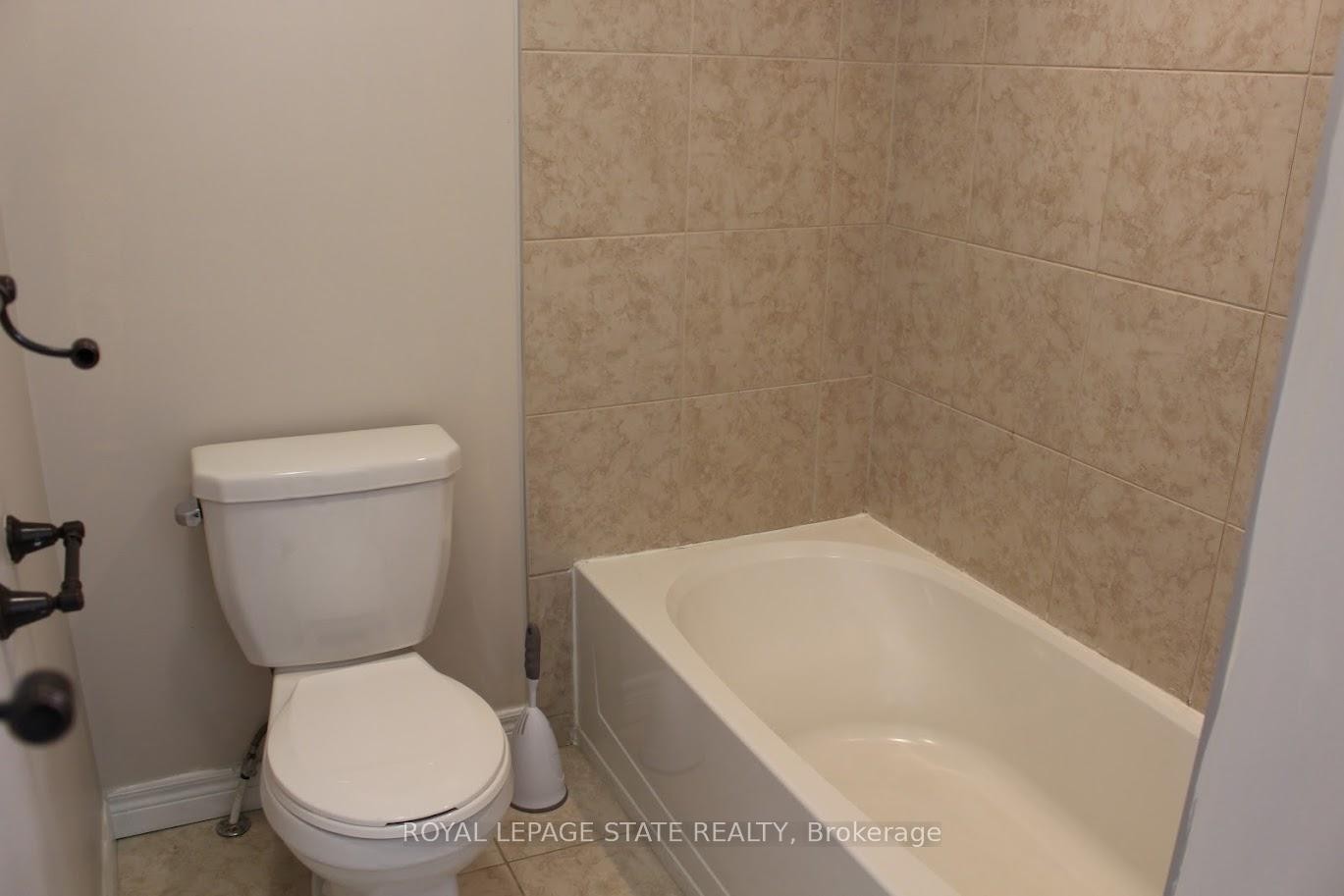 27 Waterbridge Street, Hamilton, ON - Indoor Photo Showing Bathroom