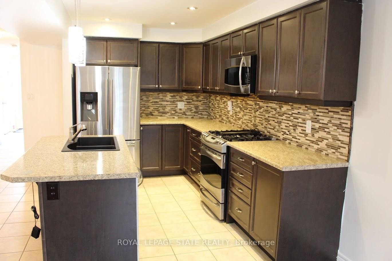 27 Waterbridge Street, Hamilton, ON - Indoor Photo Showing Kitchen With Double Sink With Upgraded Kitchen