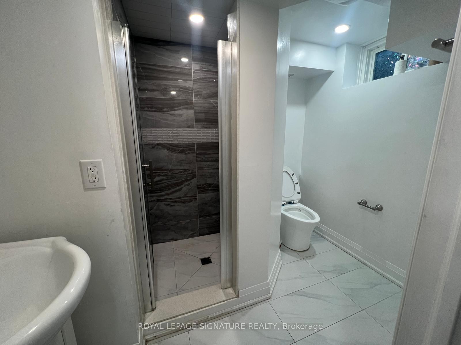 Bsmnt-552 Monteith Avenue S, Oshawa, ON - Indoor Photo Showing Bathroom