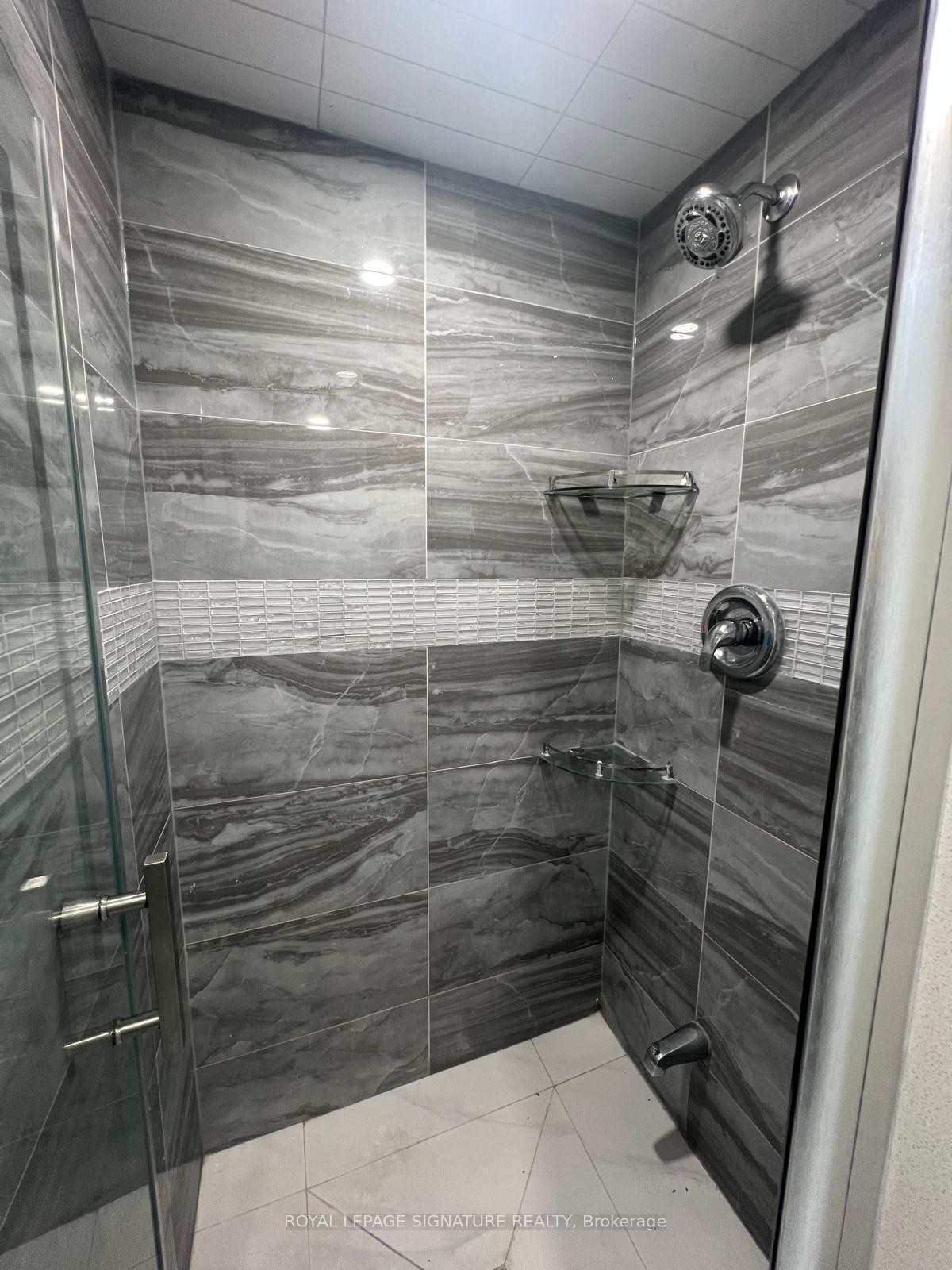 Bsmnt-552 Monteith Avenue S, Oshawa, ON - Indoor Photo Showing Bathroom