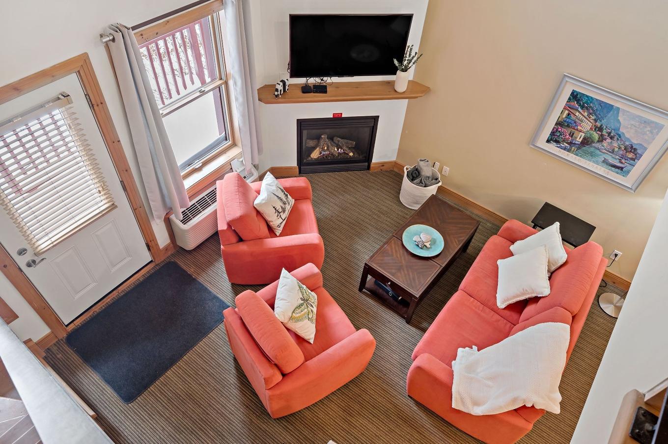 Overall view - 864 Rue Coupal, Mont-Tremblant, QC - Indoor With Fireplace