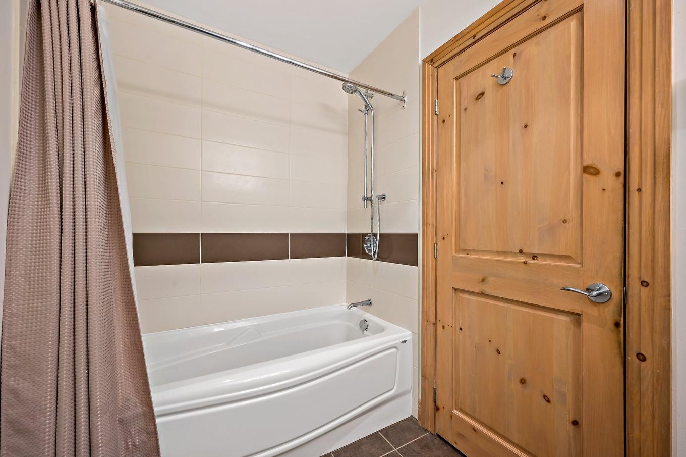 Bathroom - 864 Rue Coupal, Mont-Tremblant, QC - Indoor Photo Showing Bathroom