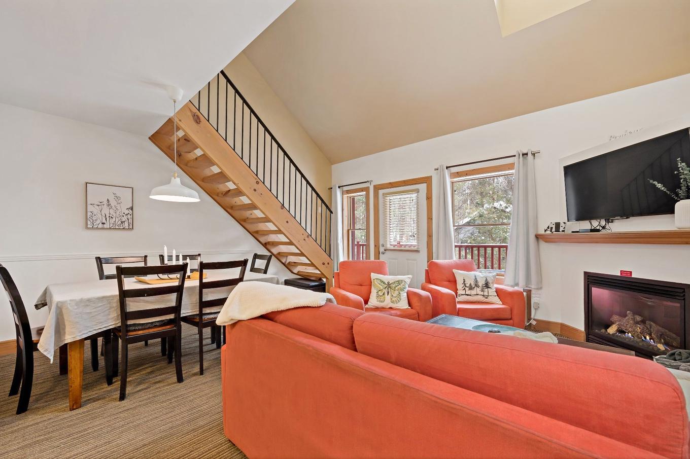 Dining room - 864 Rue Coupal, Mont-Tremblant, QC - Indoor Photo Showing Living Room With Fireplace