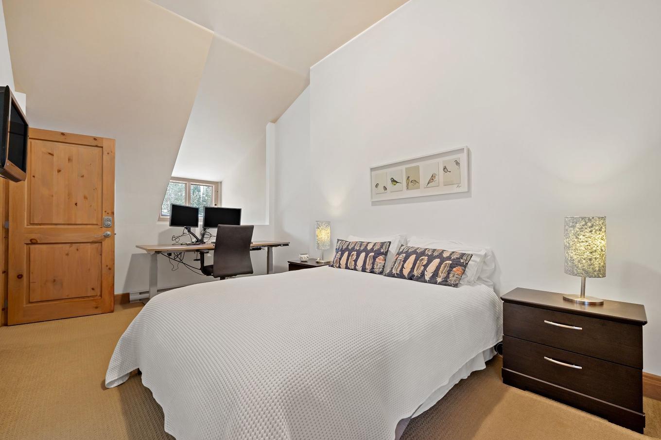 Primary bedroom - 864 Rue Coupal, Mont-Tremblant, QC - Indoor Photo Showing Bedroom