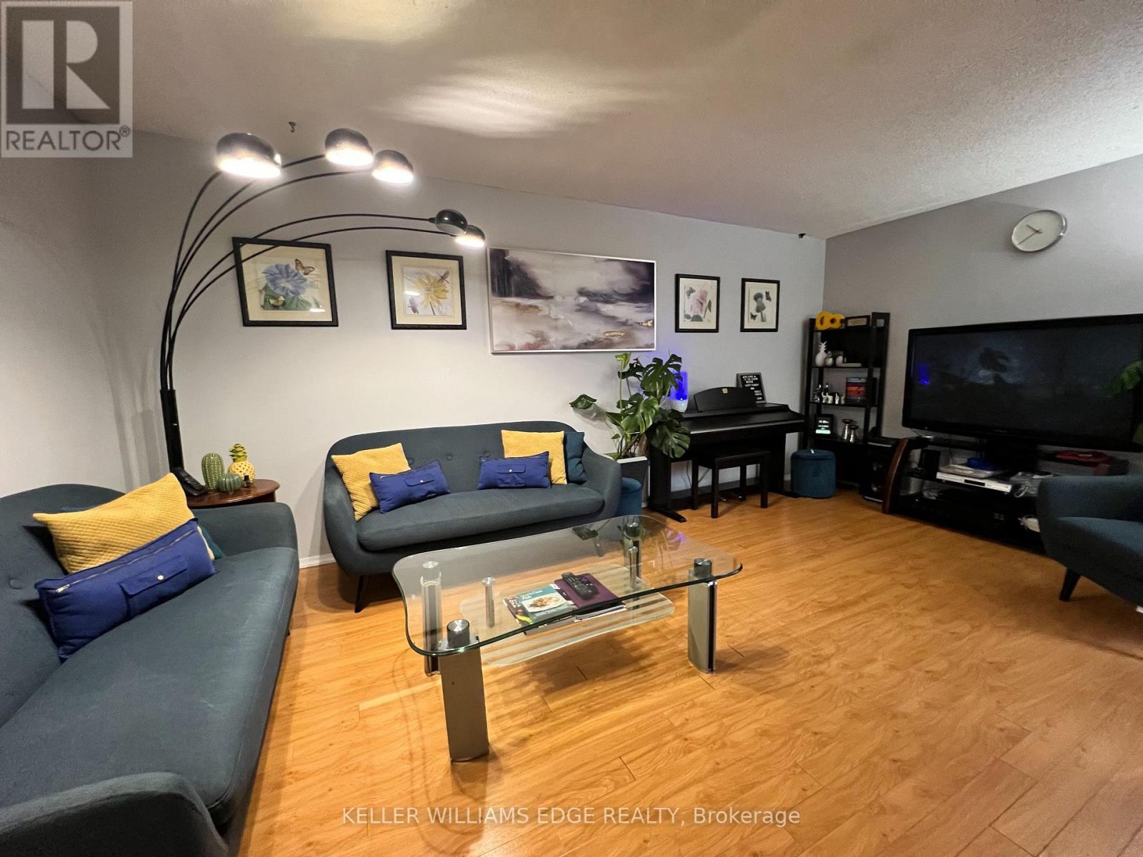 44 - 1300 Upper Ottawa Street, Hamilton, ON - Indoor Photo Showing Living Room
