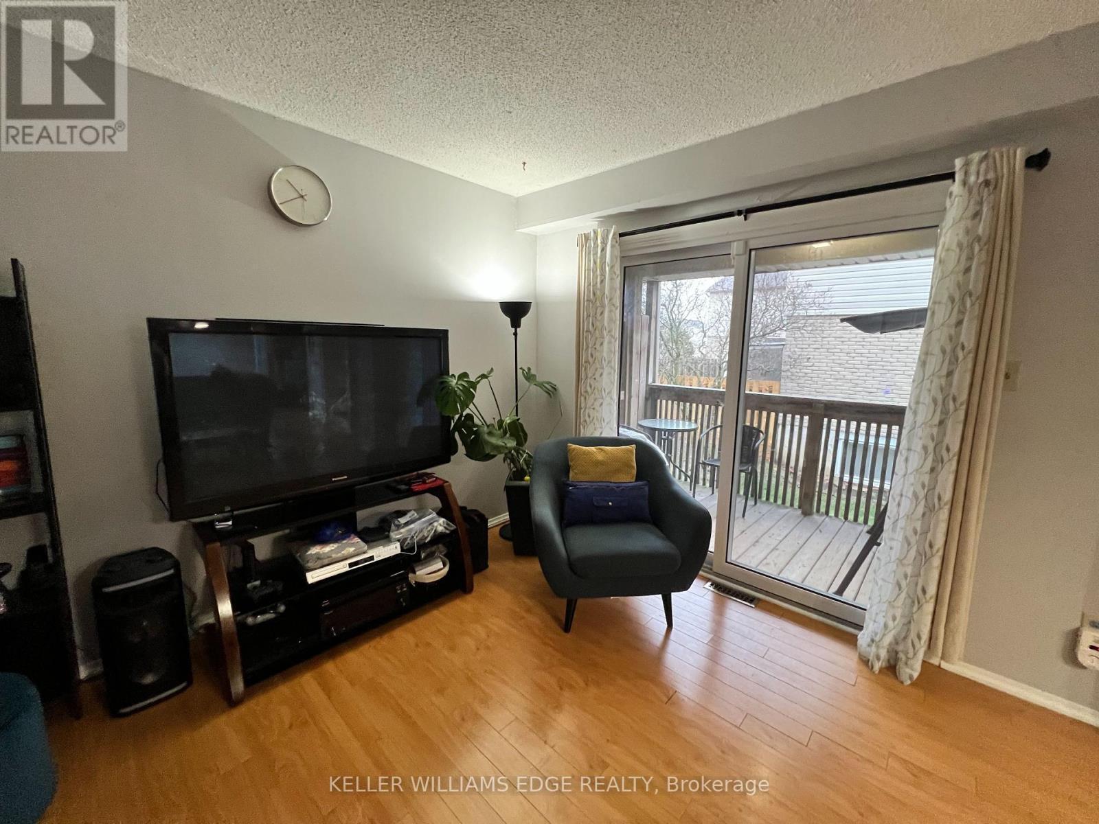 44 - 1300 Upper Ottawa Street, Hamilton, ON - Indoor Photo Showing Living Room