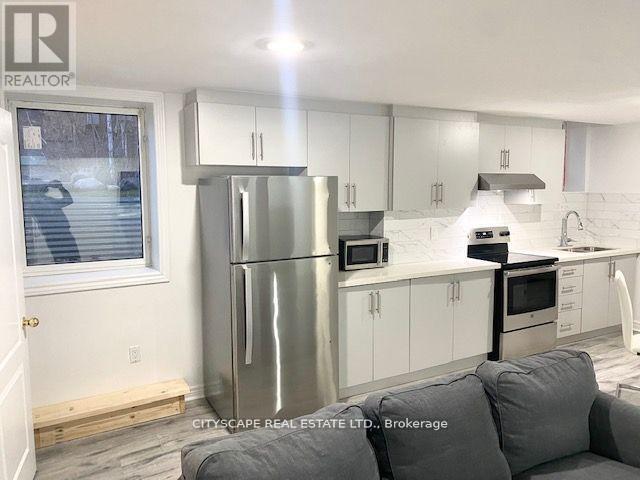 2B - 6421 Donway Drive, Mississauga, ON - Indoor Photo Showing Kitchen With Upgraded Kitchen