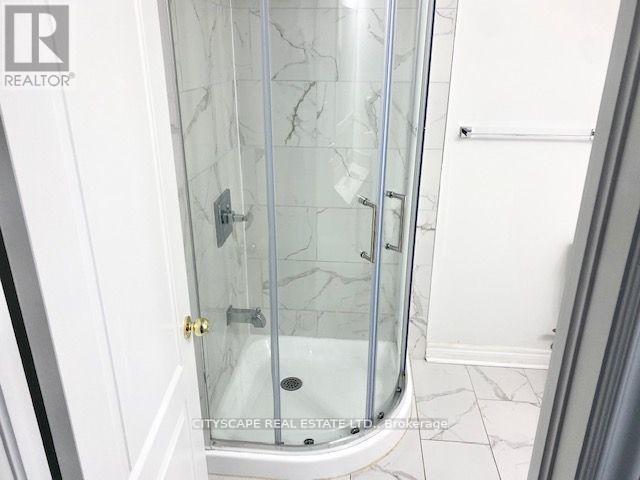 2B - 6421 Donway Drive, Mississauga, ON - Indoor Photo Showing Bathroom