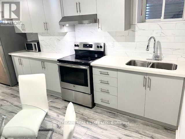 2B - 6421 Donway Drive, Mississauga, ON - Indoor Photo Showing Kitchen With Double Sink With Upgraded Kitchen