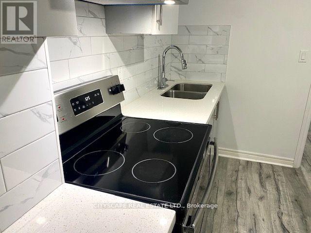 2B - 6421 Donway Drive, Mississauga, ON - Indoor Photo Showing Kitchen With Double Sink
