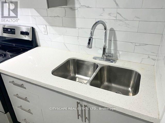 2B - 6421 Donway Drive, Mississauga, ON - Indoor Photo Showing Kitchen With Double Sink