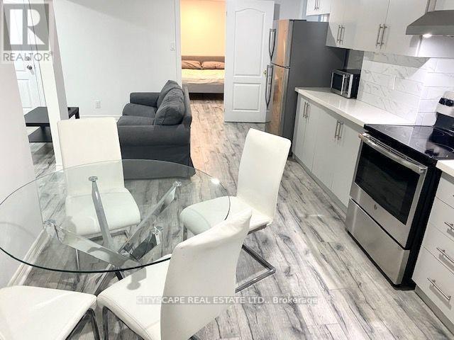 2B - 6421 Donway Drive, Mississauga, ON - Indoor Photo Showing Kitchen