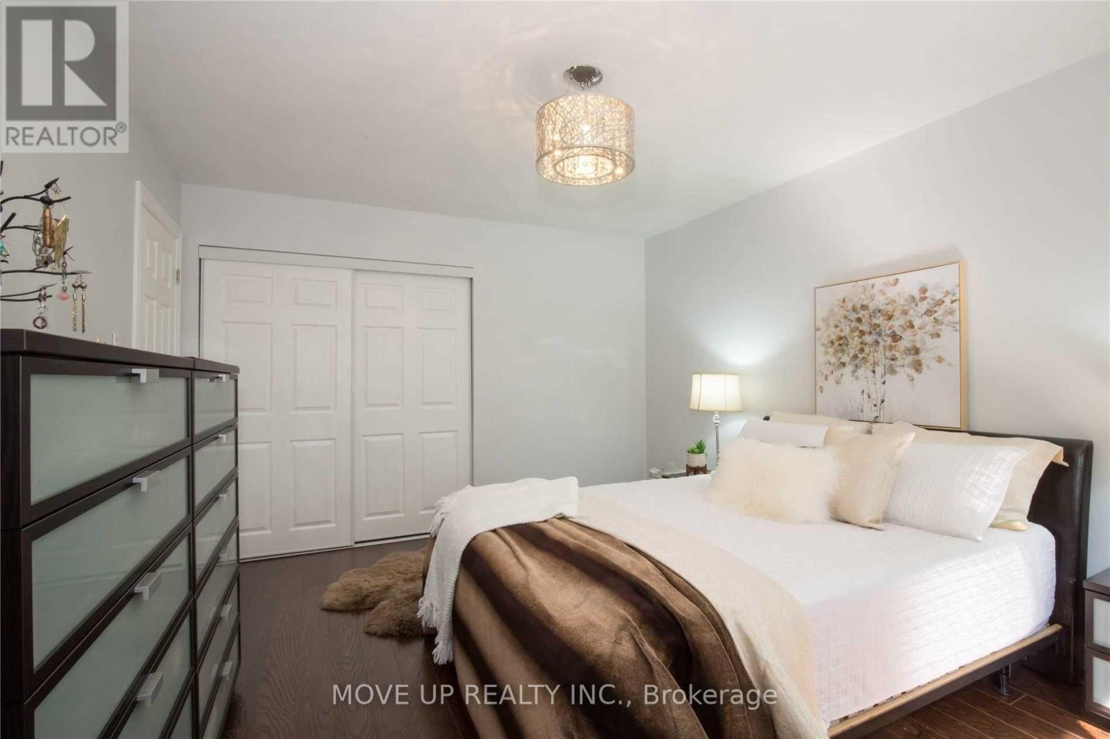 3384 Hannibal Road, Burlington, ON - Indoor Photo Showing Bedroom