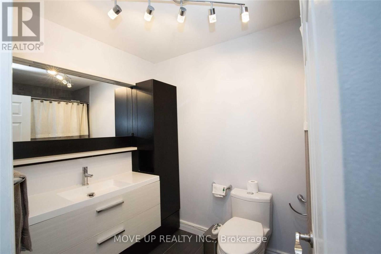 3384 Hannibal Road, Burlington, ON - Indoor Photo Showing Bathroom