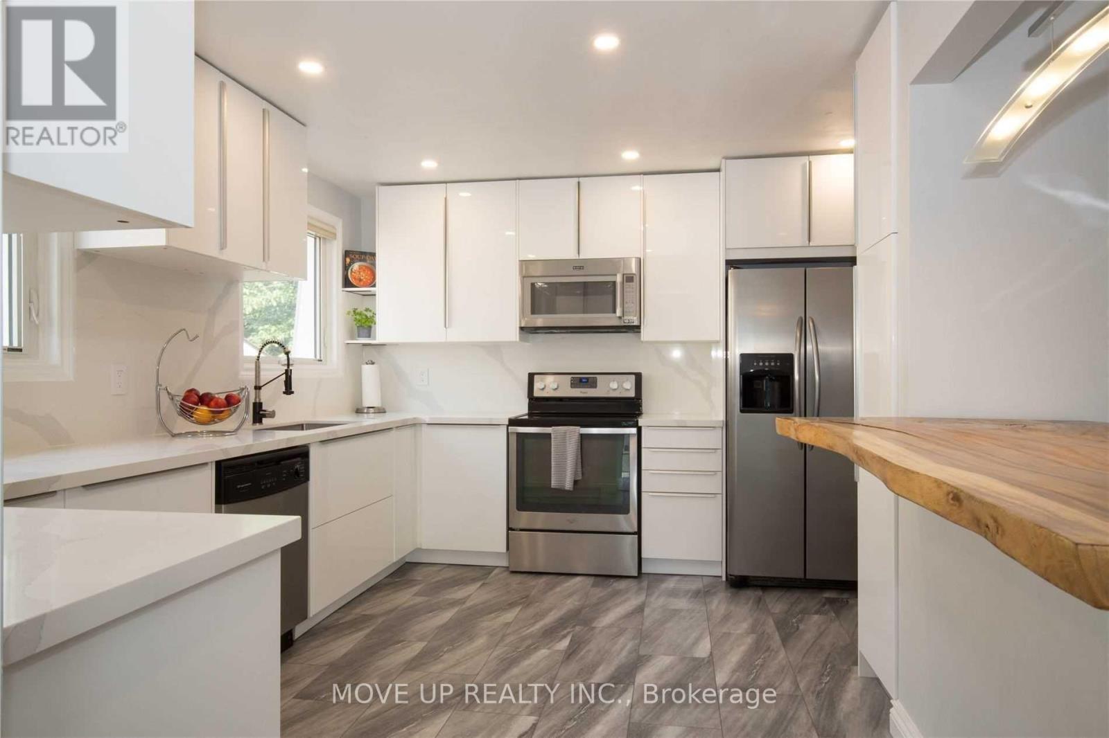 3384 Hannibal Road, Burlington, ON - Indoor Photo Showing Kitchen With Stainless Steel Kitchen With Upgraded Kitchen