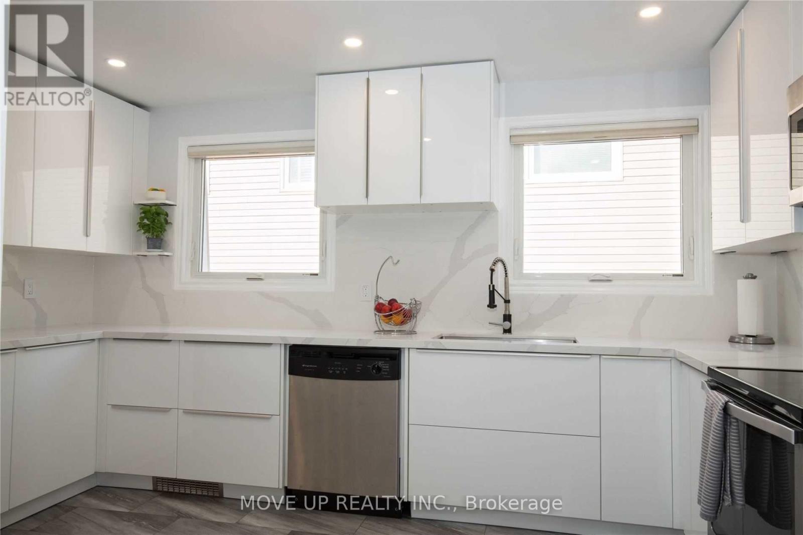 3384 Hannibal Road, Burlington, ON - Indoor Photo Showing Kitchen With Upgraded Kitchen
