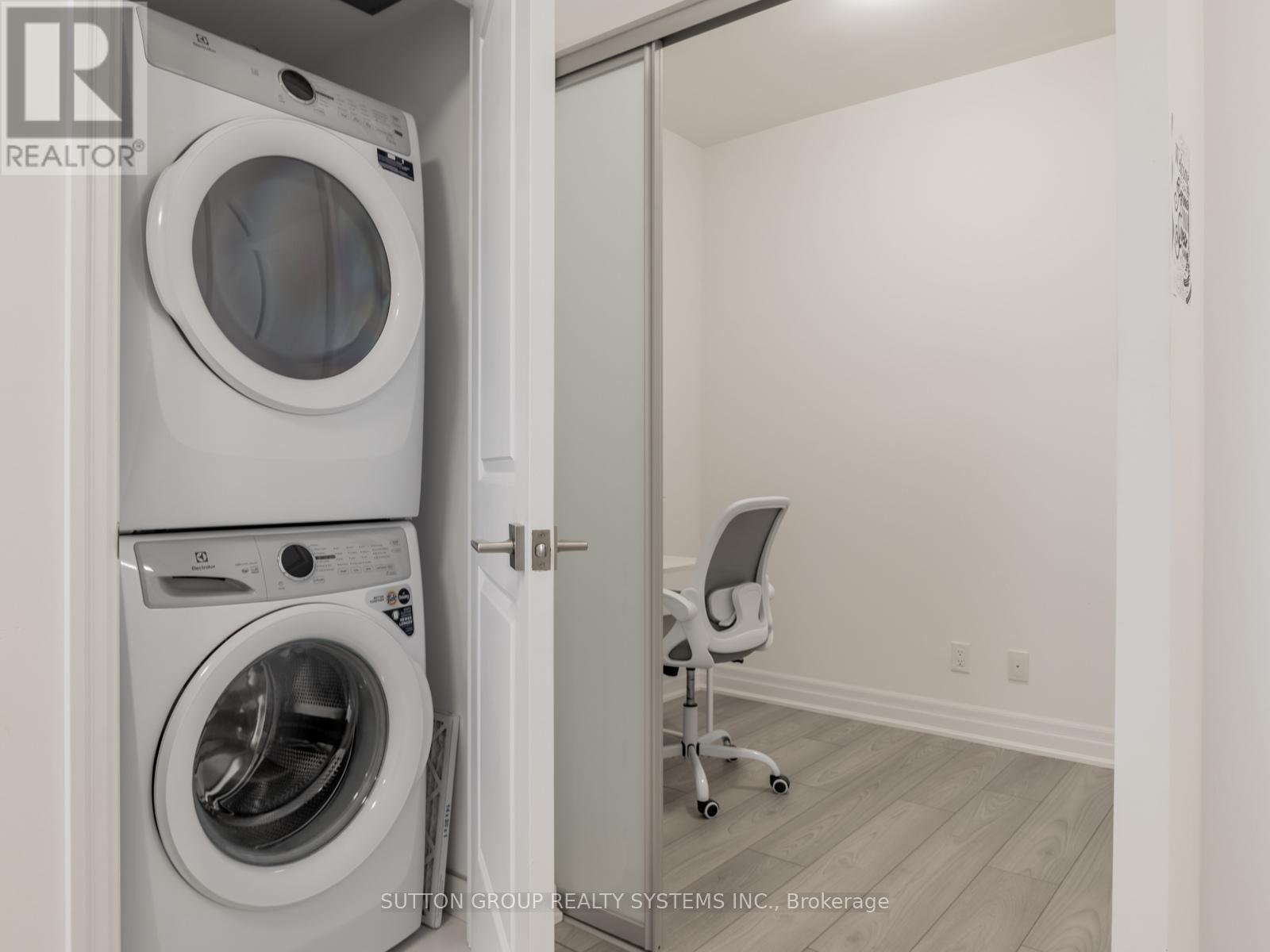3206 - 36 Elm Drive W, Mississauga, ON - Indoor Photo Showing Laundry Room