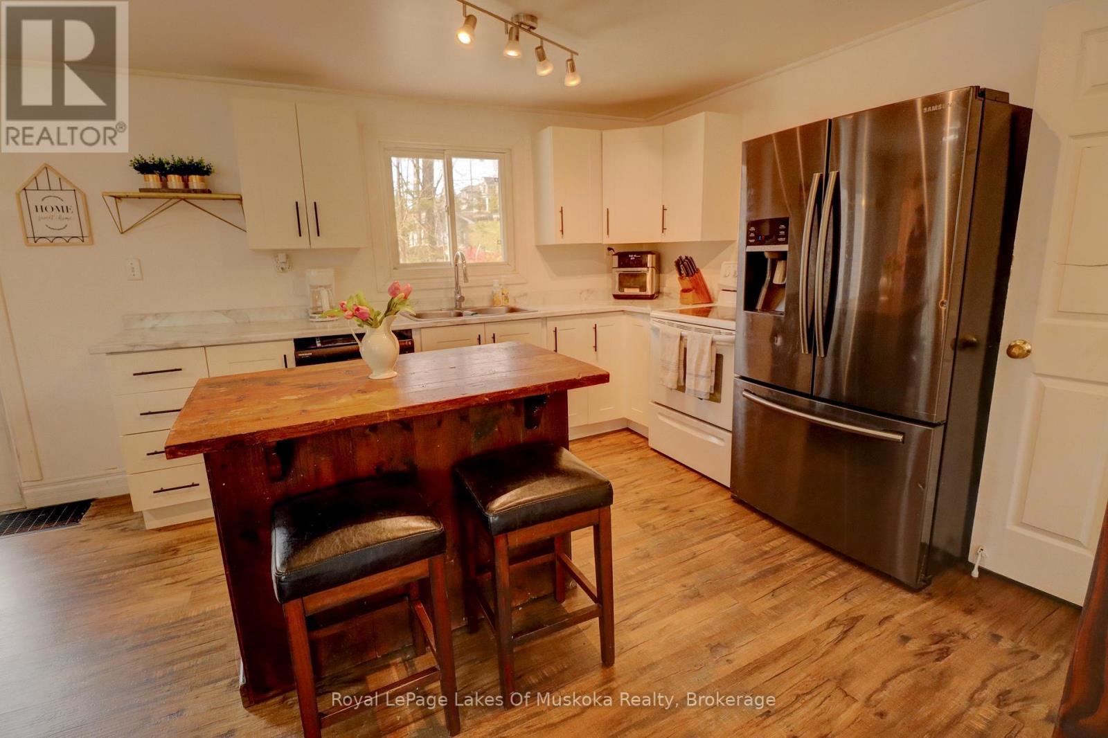 6 Hibberd Lane, Huntsville (Chaffey), ON - Indoor Photo Showing Kitchen With Double Sink