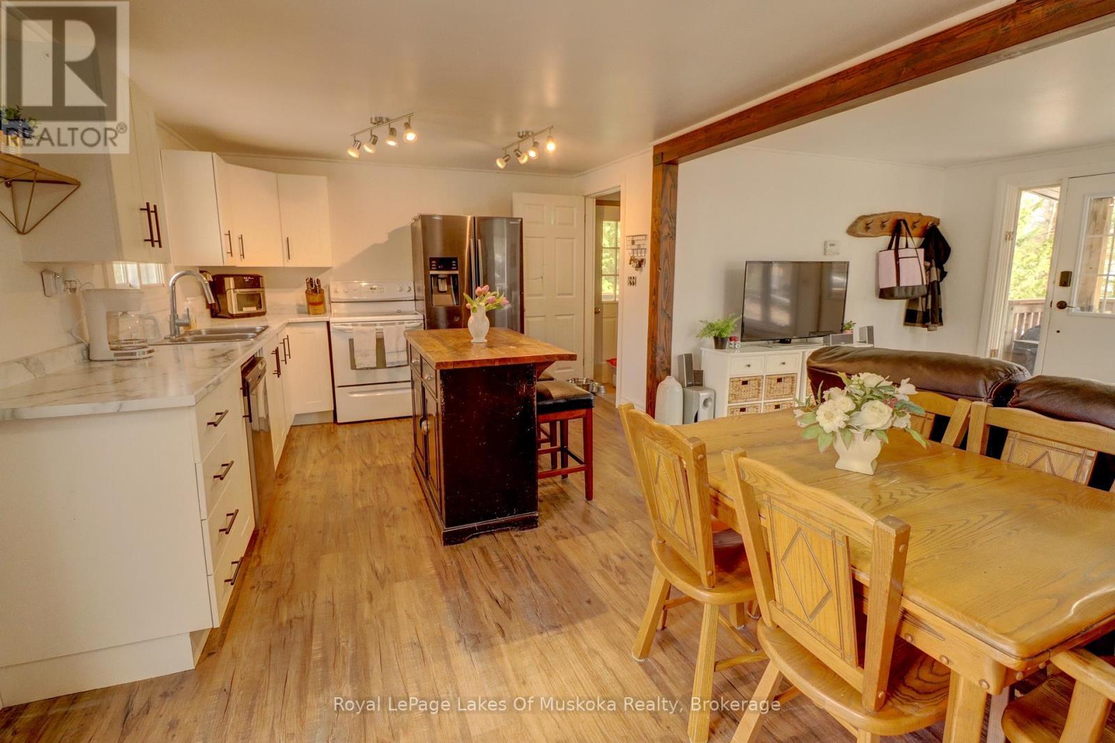 6 Hibberd Lane, Huntsville (Chaffey), ON - Indoor