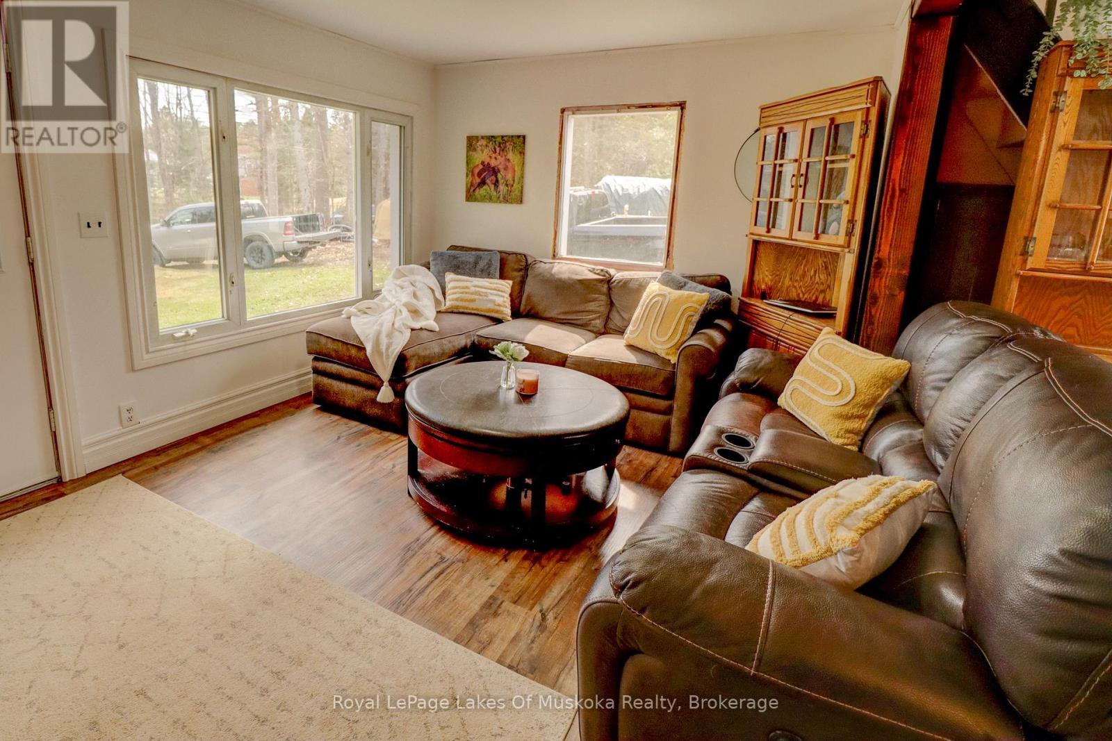 6 Hibberd Lane, Huntsville (Chaffey), ON - Indoor Photo Showing Living Room