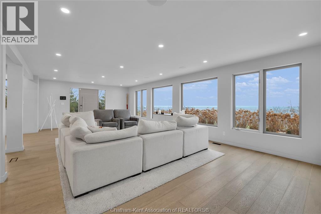 434 Front Road, Norfolk County, ON - Indoor Photo Showing Living Room