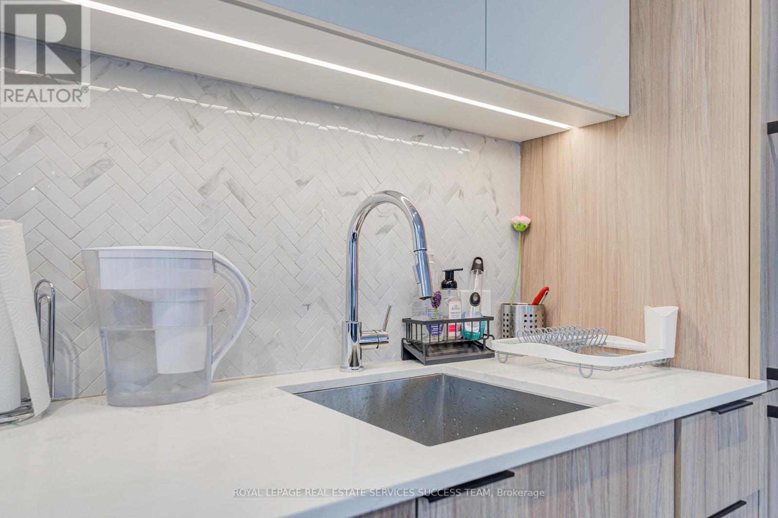 903 - 82 Dalhousie Street, Toronto, ON - Indoor Photo Showing Kitchen