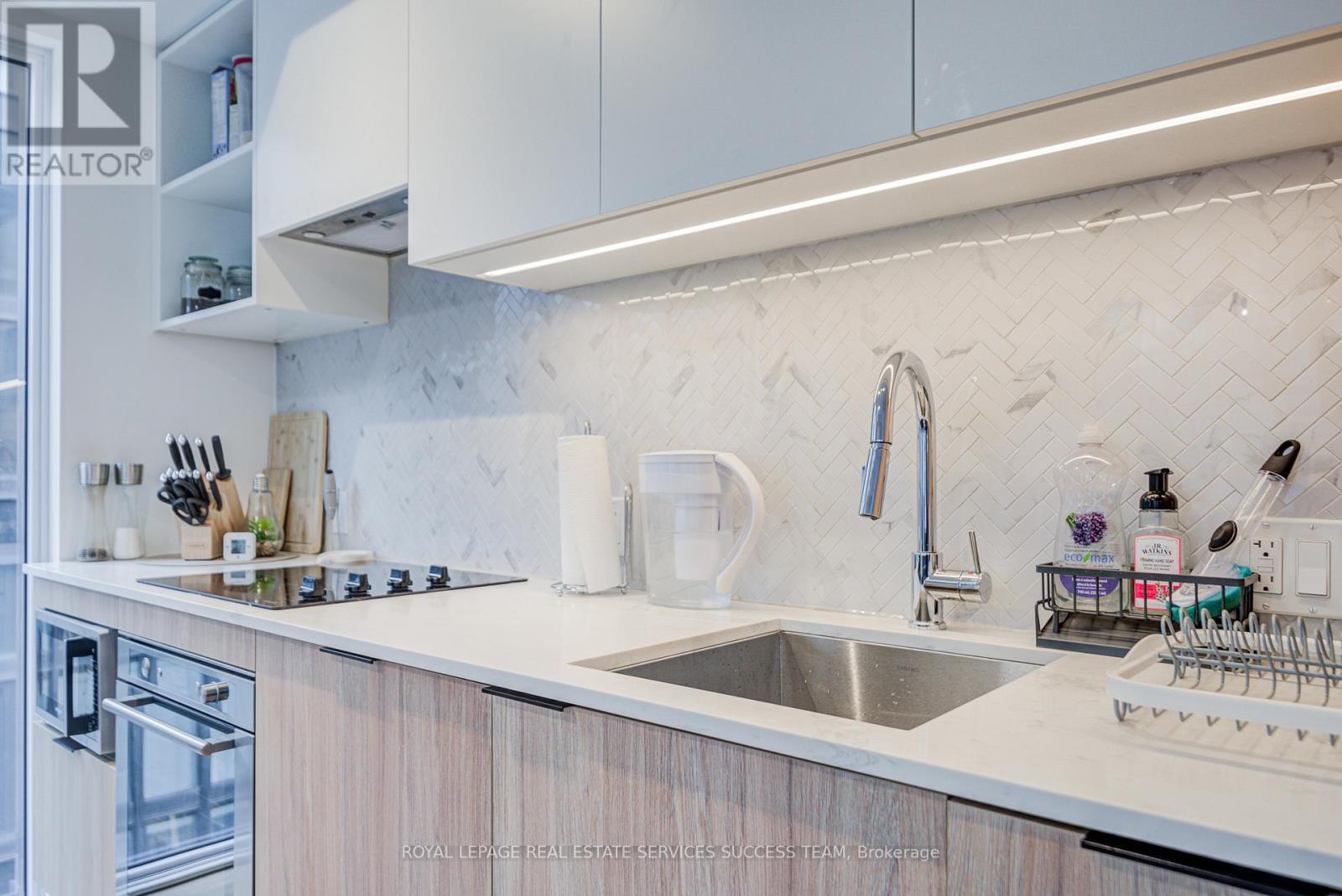 903 - 82 Dalhousie Street, Toronto, ON - Indoor Photo Showing Kitchen