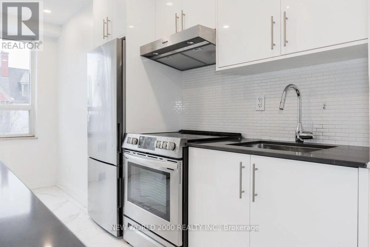 305 - 88 Bernard Avenue, Toronto, ON - Indoor Photo Showing Kitchen