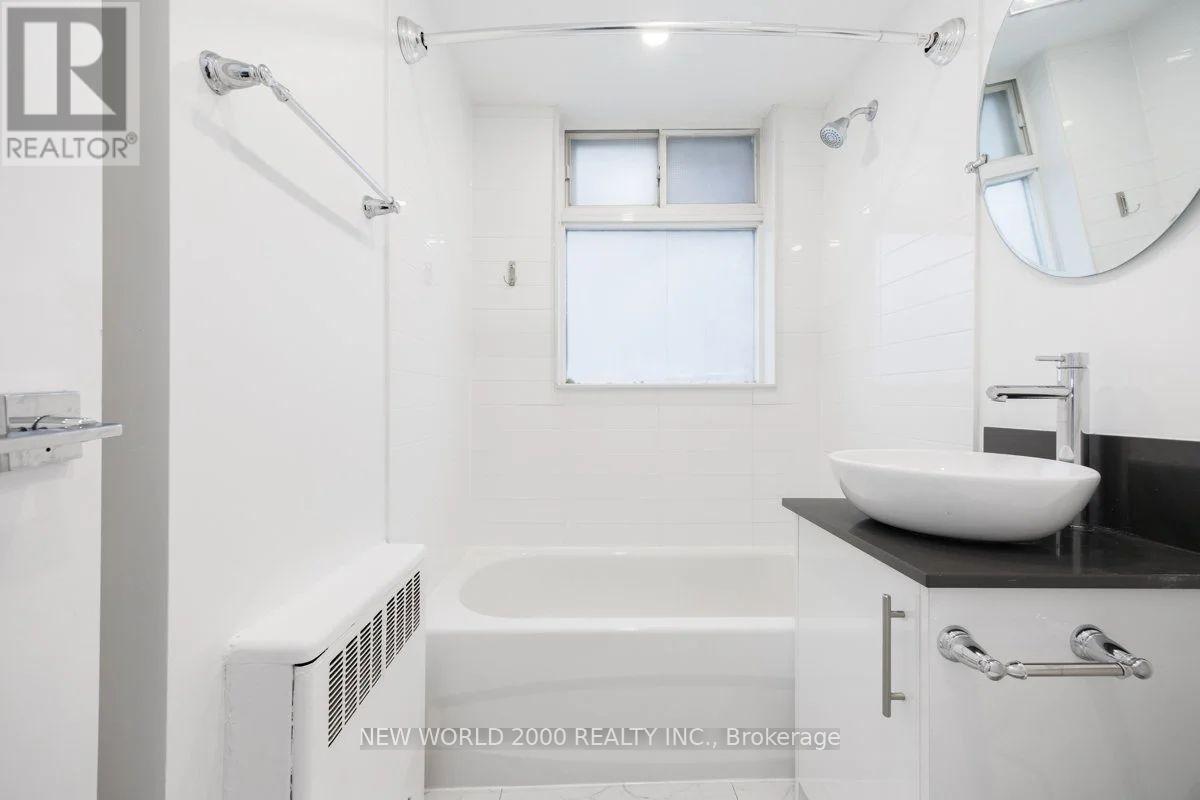 305 - 88 Bernard Avenue, Toronto, ON - Indoor Photo Showing Bathroom