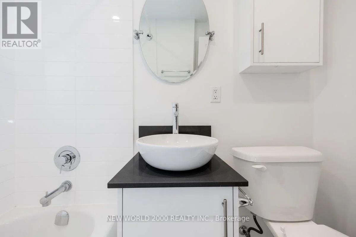 305 - 88 Bernard Avenue, Toronto, ON - Indoor Photo Showing Bathroom