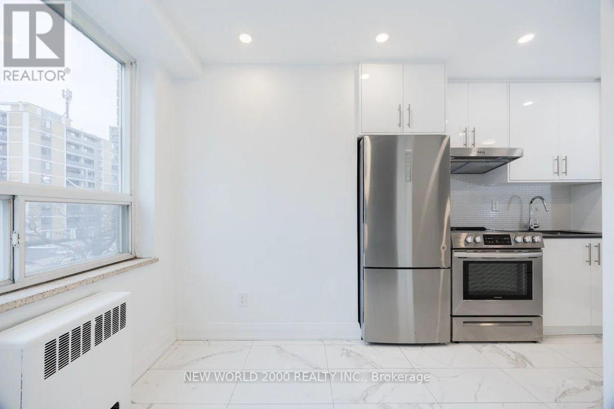 305 - 88 Bernard Avenue, Toronto, ON - Indoor Photo Showing Kitchen