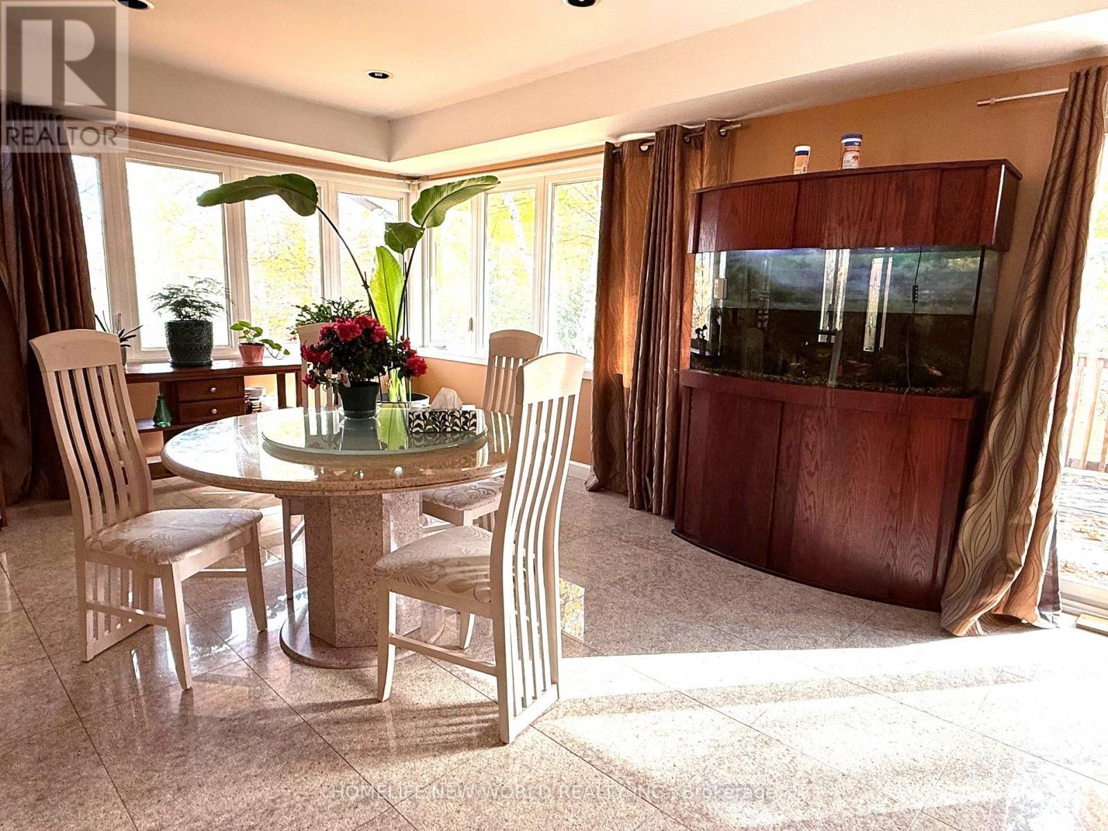 13867 Woodbine Avenue, Whitchurch-Stouffville, ON - Indoor Photo Showing Dining Room
