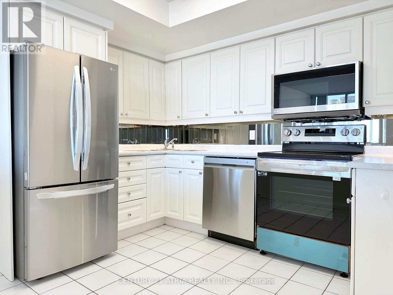 2310 - 1 Palace Pier Court, Toronto, ON - Indoor Photo Showing Kitchen