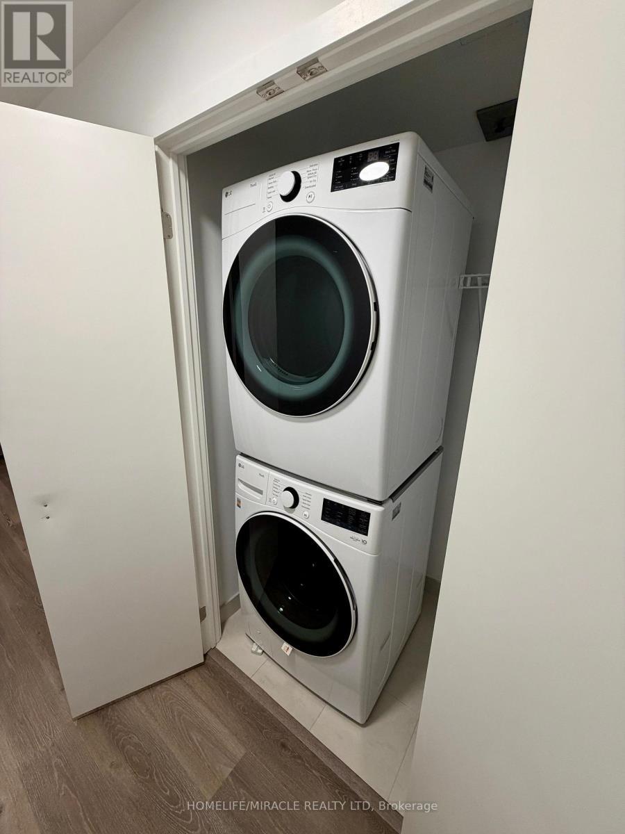 1711 - 395 Square One Drive, Mississauga, ON - Indoor Photo Showing Laundry Room