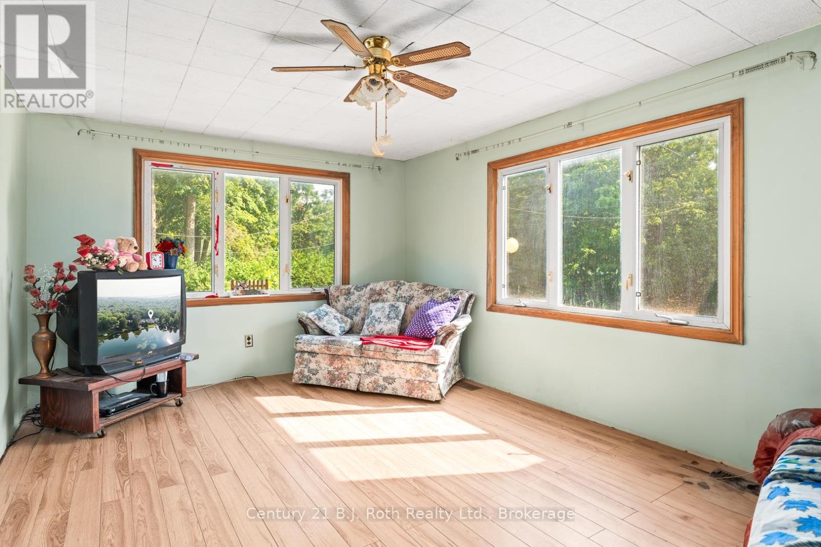 3338 Cox Drive, Severn, ON - Indoor Photo Showing Living Room