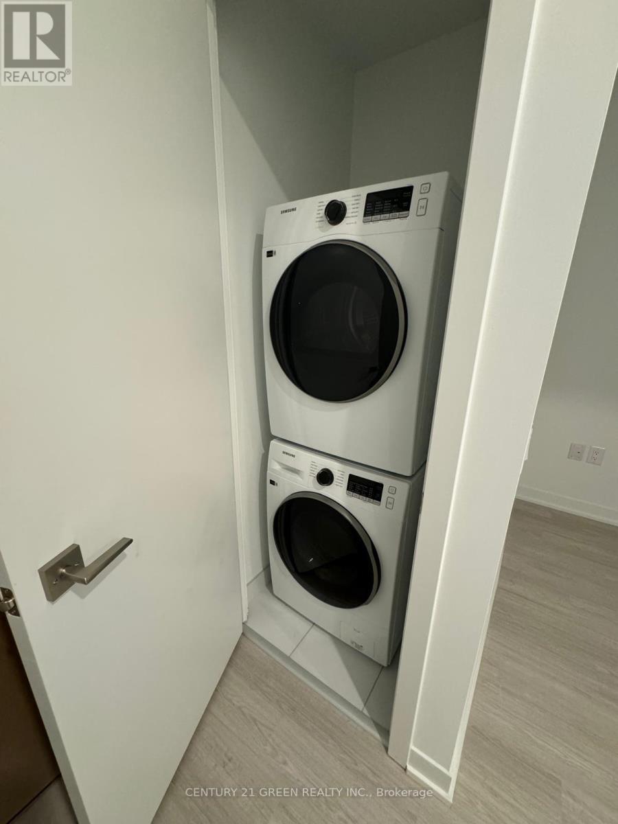 411 - 195 Mccaul Street, Toronto, ON - Indoor Photo Showing Laundry Room