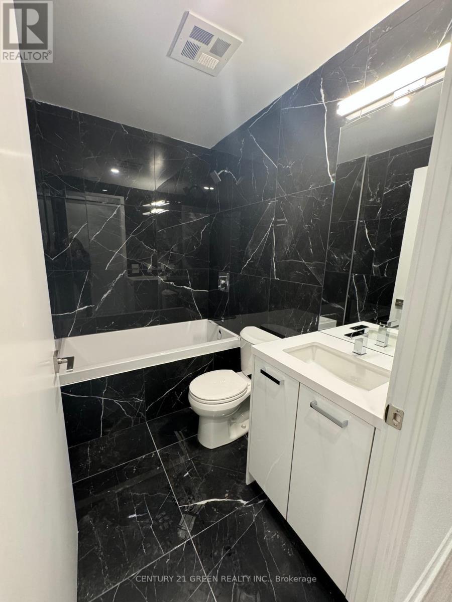 411 - 195 Mccaul Street, Toronto, ON - Indoor Photo Showing Bathroom