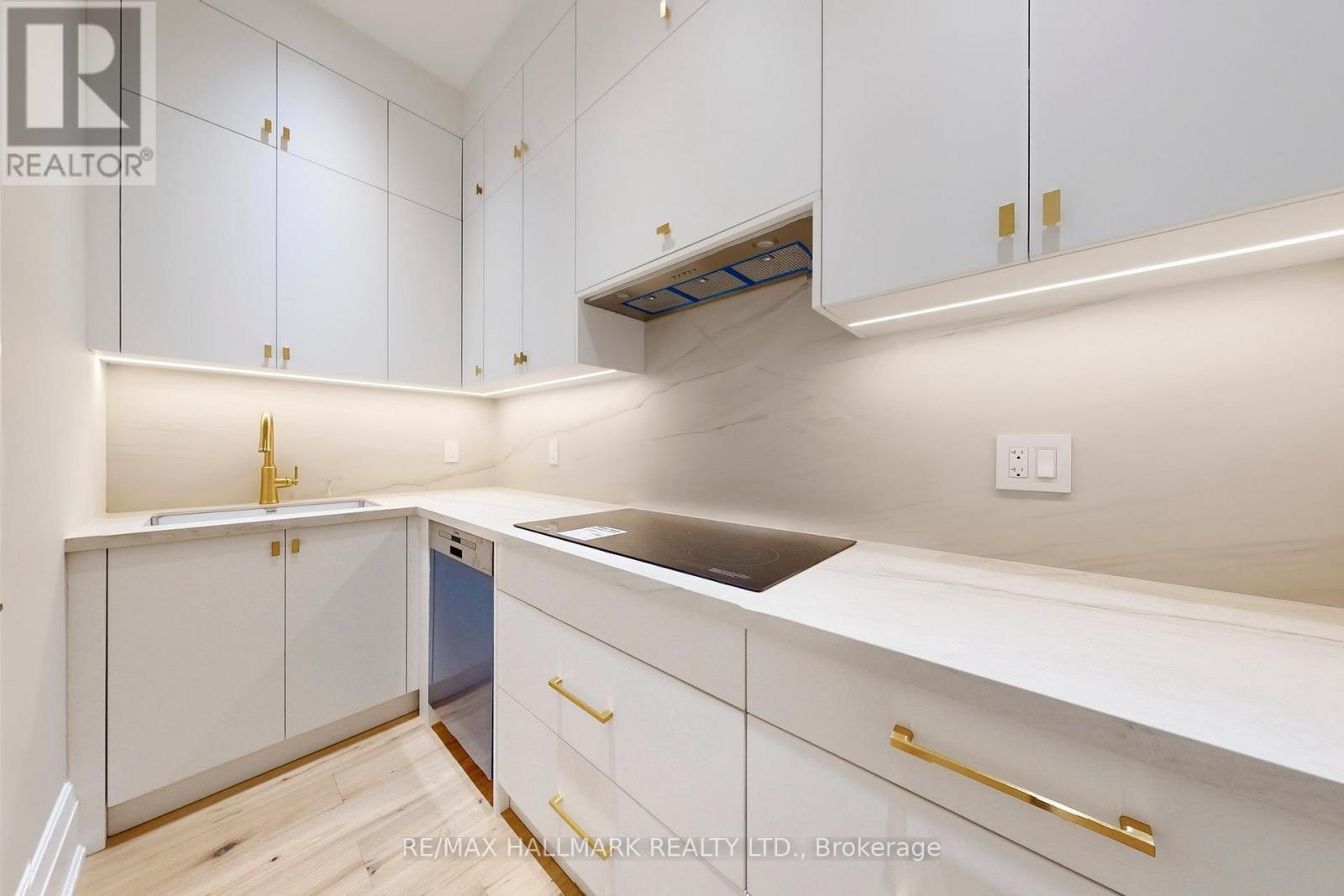 150 Olde Bayview Avenue, Richmond Hill, ON - Indoor Photo Showing Kitchen