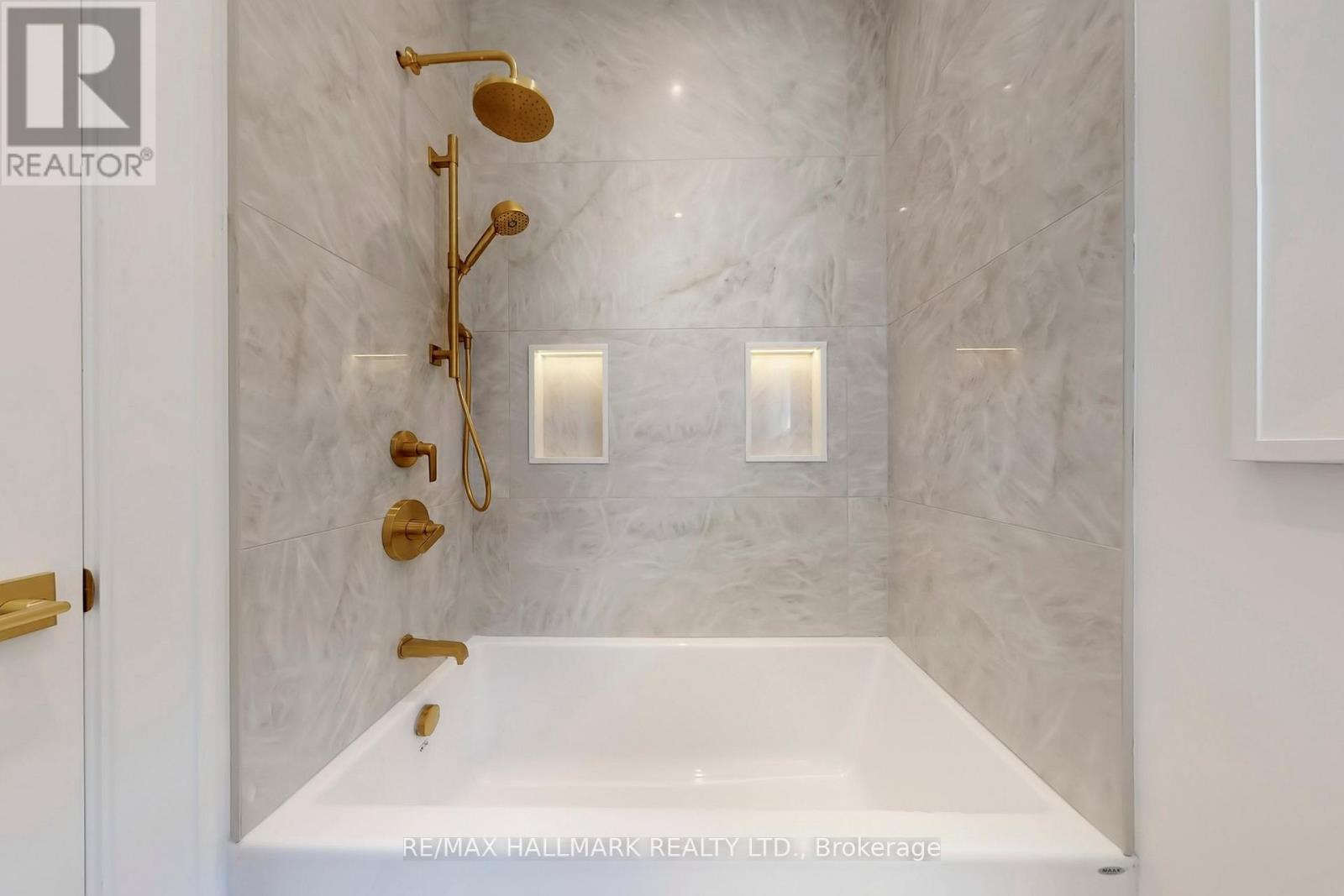 150 Olde Bayview Avenue, Richmond Hill, ON - Indoor Photo Showing Bathroom