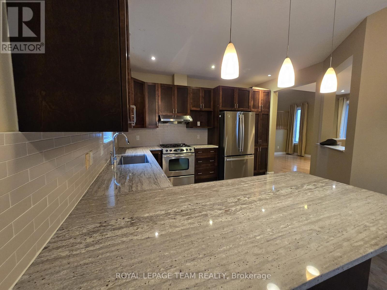 142 Hillman Marsh Way, Ottawa, ON - Indoor Photo Showing Kitchen With Upgraded Kitchen