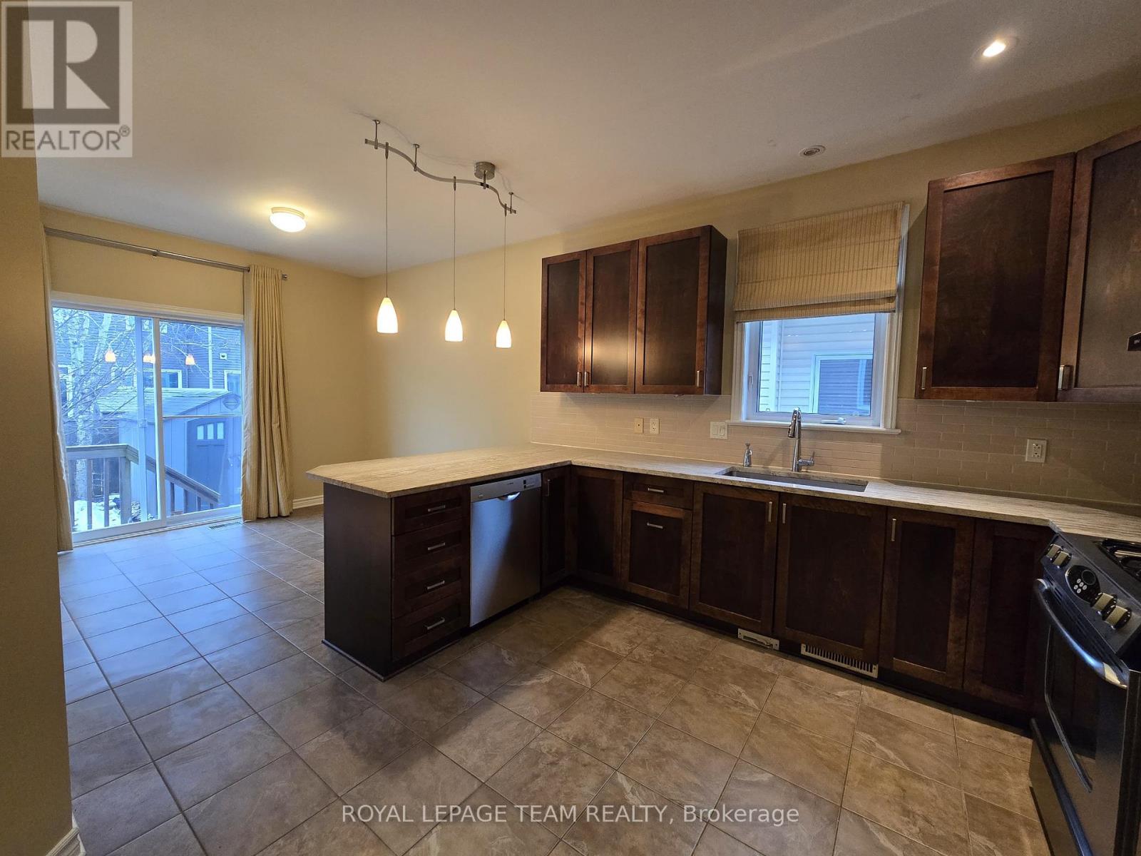 142 Hillman Marsh Way, Ottawa, ON - Indoor Photo Showing Kitchen