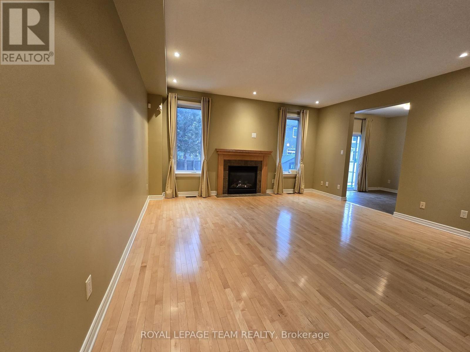 142 Hillman Marsh Way, Ottawa, ON - Indoor With Fireplace