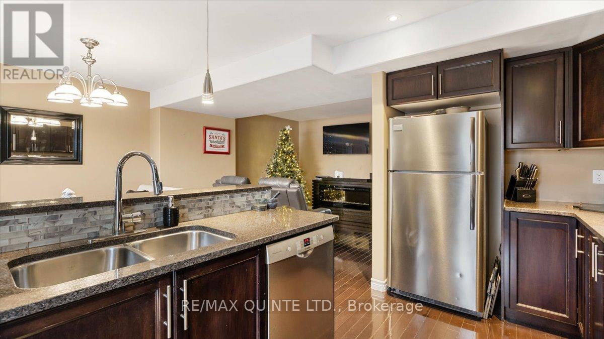 54 Princeton Place, Belleville (Thurlow Ward), ON - Indoor Photo Showing Kitchen With Double Sink