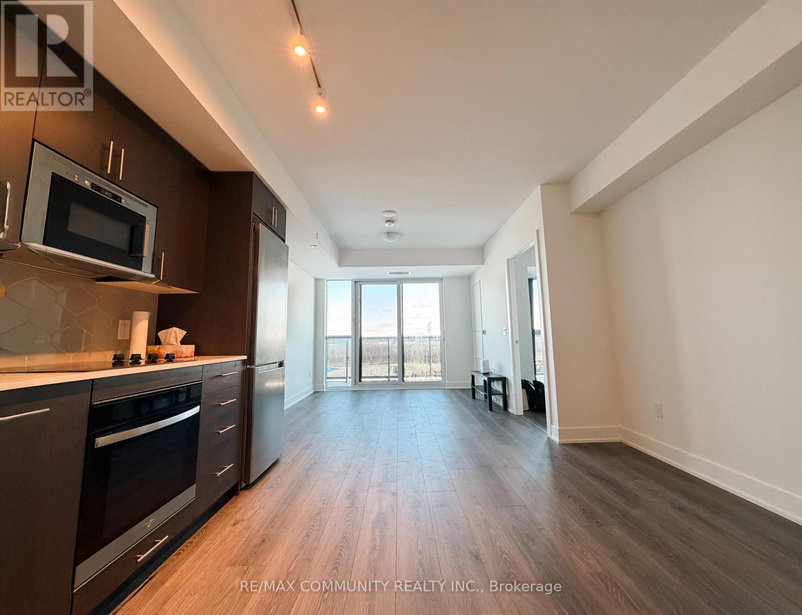 1136 - 2545 Simcoe Street N, Oshawa, ON - Indoor